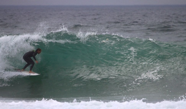 pegando ondas 